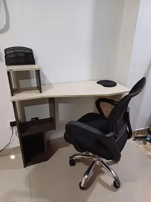 a desk with a black office chair and a keyboard at Apartamento Ángel Namaste in Bello