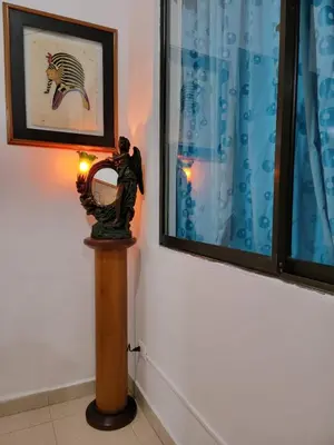 a statue of a man on a pole next to a window at Rosita 2 in Jardin