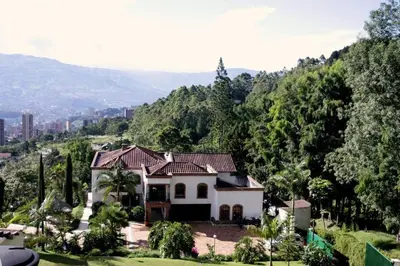 a house in the middle of a mountain at Villa de los Angeles in Medellín