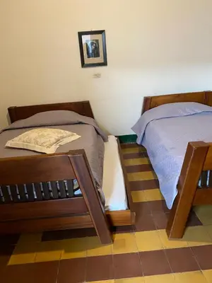 two beds sitting next to each other in a room at Vivienda Turística - Casa de Carola in Jardin