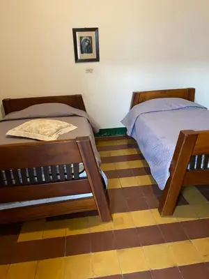 two beds sitting next to each other in a room at Vivienda Turística - Casa de Carola in Jardin