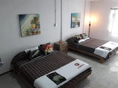 two beds in a hotel room with two beds at Hacienda Cafetera La Gaviota in Chinchiná