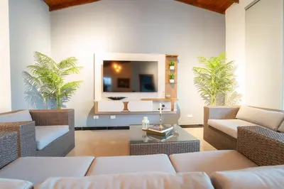 a living room with a couch and a mirror at 5STARHOMES - Estilo y confort en Laureles in Medellín