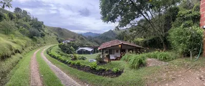 a small house on a hill next to a dirt road at Mini ISABELITA in El Retiro