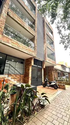 a building with a motorcycle parked in front of it at Apto Moderno en Laureles in Medellín