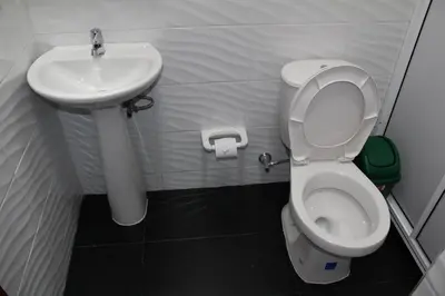 a small bathroom with a toilet and a sink at Hotel La Ceiba in Valparaíso