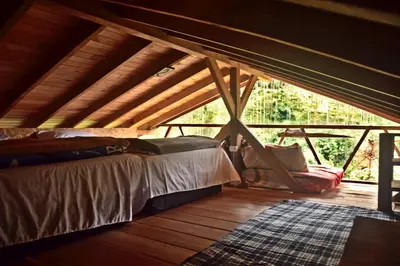a bed in a room with a wooden floor at Creo Ecolodge Jardín in Jardin