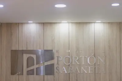 a sign for a parron saarica on a wooden wall at Hotel Portón Sabaneta in Sabaneta
