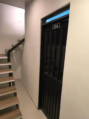 a black door with a sign on it next to stairs at Cómodos y acogedores Apartaestudios - Manizales in Manizales