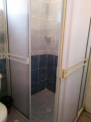 a shower with a glass door in a bathroom at Apartamento de Guatapé in Guatapé