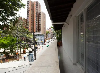 a view of a city street from a building at Apartamento remodelado en el mejor lugar del centro de Medellín. Home Aris 402 in Medellín