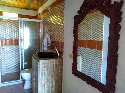 a bathroom with a mirror and a toilet at Casa Descanso en el Campo con Hermosa Vista a los Farallones in Versalles