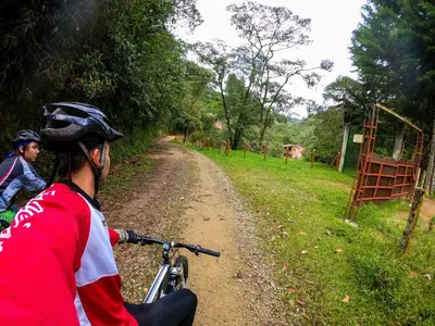 a man riding a bike down a dirt road at Casa Descanso en el Campo con Hermosa Vista a los Farallones in Versalles