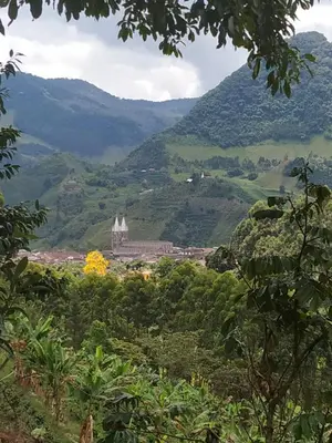 a view of a valley with a castle in the distance at Alojamiento Rural Jardín Consentido in Jardin