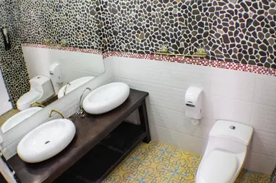 a bathroom with two sinks and a toilet at Casa Hotel Guaracú in Santa Fe de Antioquia