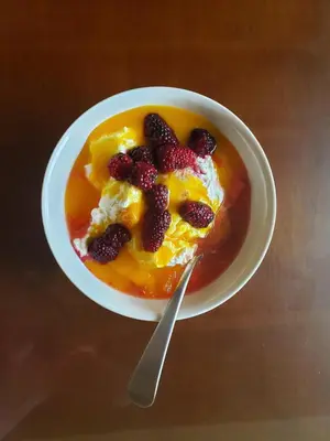 a bowl of fruit with a bowl of cereal and berries at La Zenerchi in Rionegro