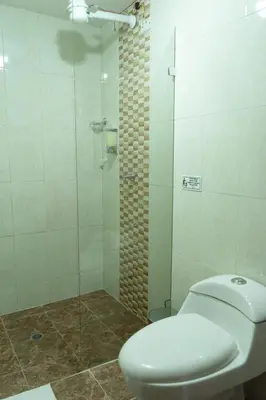a bathroom with a toilet and a glass shower at Acantos Hotel Campestre in Támesis