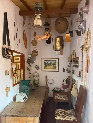 a room with a wooden table and lots of pots and pans at Casa Patrimonial Abejorral - CASA GASAMA in Abejorral