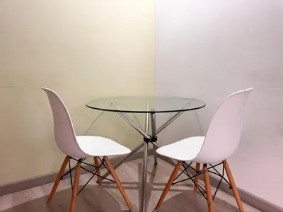 two white chairs and a glass table in a room at Alojamiento en apartamento cerca a Provenza - M203 By Roots Rentals in Medellín