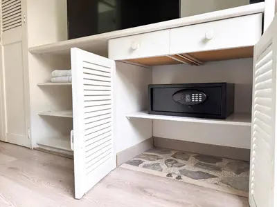 a room with a closet with a tv in it at Alojamiento en apartamento cerca a Provenza - M203 By Roots Rentals in Medellín