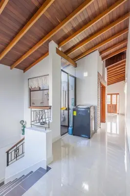 a living room with white walls and a wooden ceiling at Disfruta de la comodidad como un Hotel 5 Estrellas in Envigado