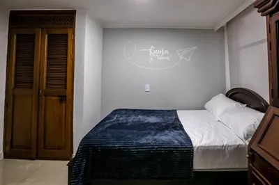 a bedroom with a bed and a writing on the wall at Disfruta de la comodidad como un Hotel 5 Estrellas in Envigado
