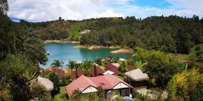 an aerial view of a resort in the middle of a lake at Pietrasanta hotel campestre frente a la represa del Peñol y Guatape in Guatapé