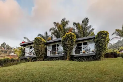 a house on a hill with bushes at Pietrasanta hotel campestre frente a la represa del Peñol y Guatape in Guatapé