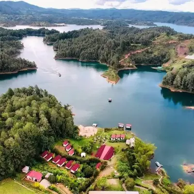 Pietrasanta hotel campestre frente a la represa del Peñol y Guatape