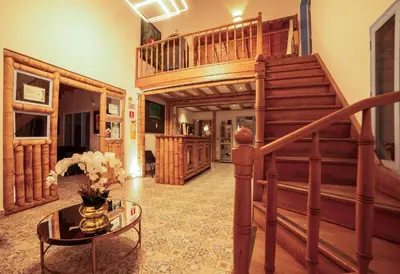a spiral staircase in a living room with a table at Eco Hotel Terrabella in Santa Elena