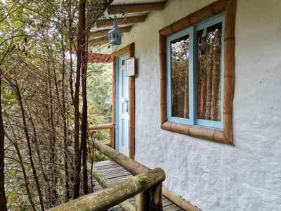 a porch of a cabin with a window at Eco Hotel Terrabella in Santa Elena