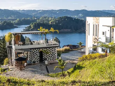 a house on a hill with a view of the water at Monte Gandolfo in Guatapé