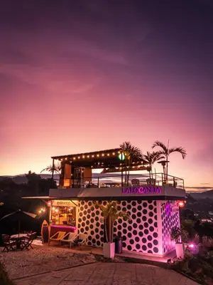 a house with a pink facade at night at Monte Gandolfo in Guatapé