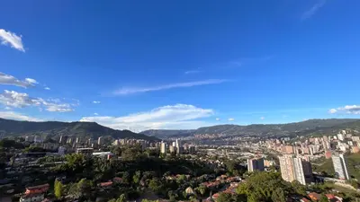 a view of a city with buildings and mountains at Paraíso en la ciudad in Medellín