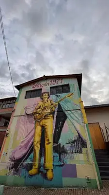 a painting of a man on the side of a building at Paraíso en la ciudad in Medellín