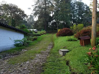 a garden with a dirt road next to a house at Ensenillo Hotel Boutique in Rionegro