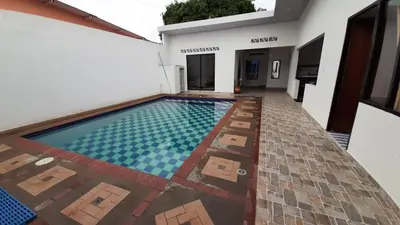 a swimming pool in the middle of a building at Casa piscina in Mariquita
