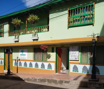 a building with windows and balconies on a street at Hotel Casa Verde Guatapé in Guatapé
