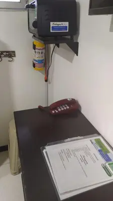 a remote control sitting on top of a table at Apartamento-Habitación Palonegro Manizales in Manizales