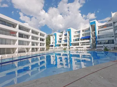 a swimming pool in front of a building at Hermoso Apartamento en San Jerónimo 3 Habitaciones PS121 in San Jerónimo