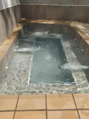 a large pool of water in a bath tub at Hermoso Apartamento en San Jerónimo 3 Habitaciones PS121 in San Jerónimo
