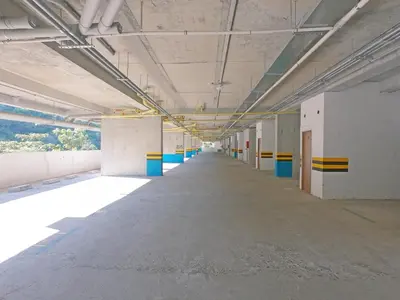 an empty room with a long hallway in a building at Hermoso Apartamento en San Jerónimo 3 Habitaciones PS121 in San Jerónimo