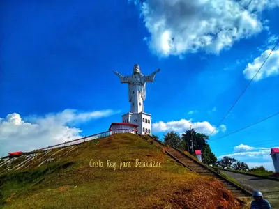 a statue on top of a hill with a blue sky at Hotel San Felipe Belalcazar in Belcazar Caldas