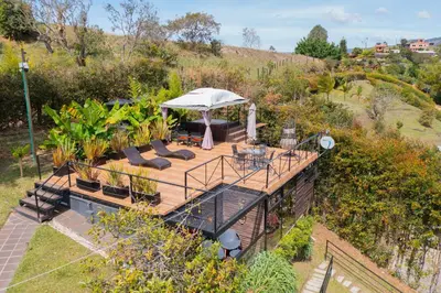 an overhead view of a deck with an umbrella at Glamping Montecarlo Lodge Cubo de Madera-Guatapé in Guatapé