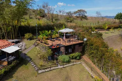 an overhead view of a house with a garden at Glamping Montecarlo Lodge Cubo de Madera-Guatapé in Guatapé