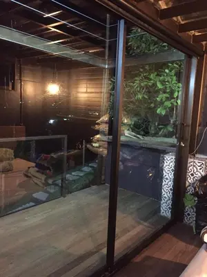 a large glass window in a room with a fish tank at Glamping Montecarlo Lodge Cubo de Madera-Guatapé in Guatapé
