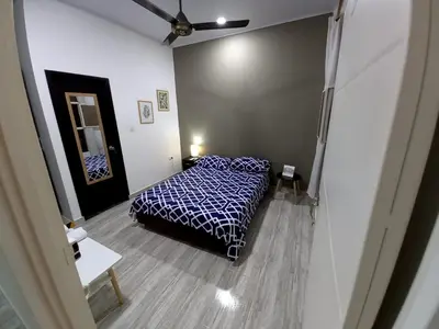 a bedroom with a bed with blue and white sheets at Como en casa in La Dorada