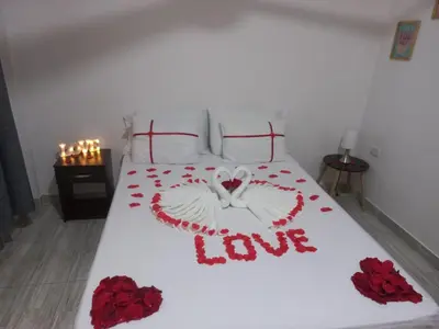 a bed with a heart made out of red roses at Como en casa in La Dorada