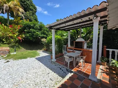 a patio with a grill and a table and chairs at La mejor opción para tu descanso y recreación. in Mariquita