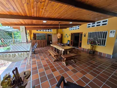 a living room with a wooden ceiling and a table at La mejor opción para tu descanso y recreación. in Mariquita